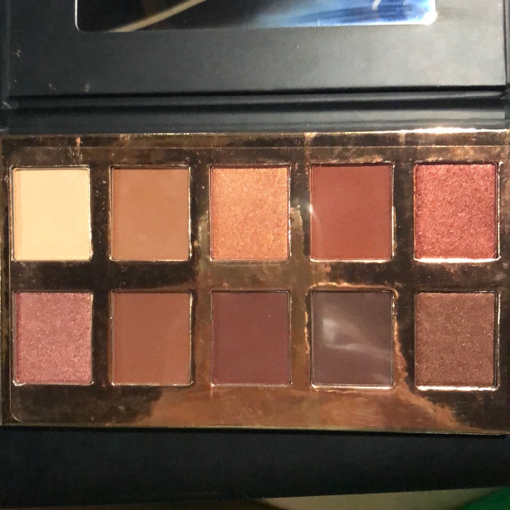 Crown Fuego Eyeshadow Palette
